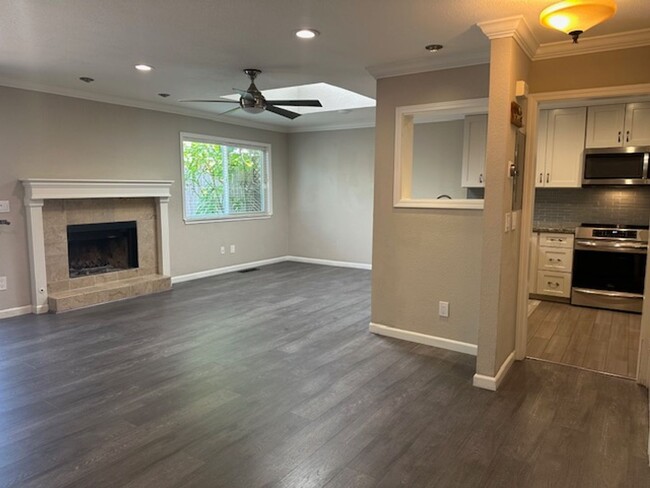 Building Photo - 3 Bed/2 Bath- Beautifully Updated Townhome...