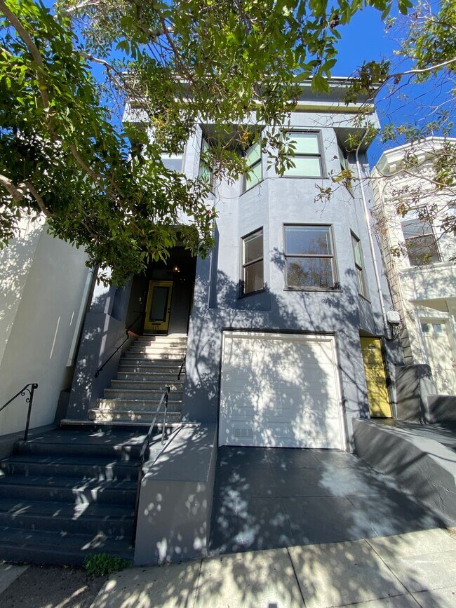 Building Photo - Ready now, large flat, in-unit laundry