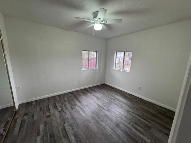 Building Photo - Cozy two bedroom 1 bathroom home