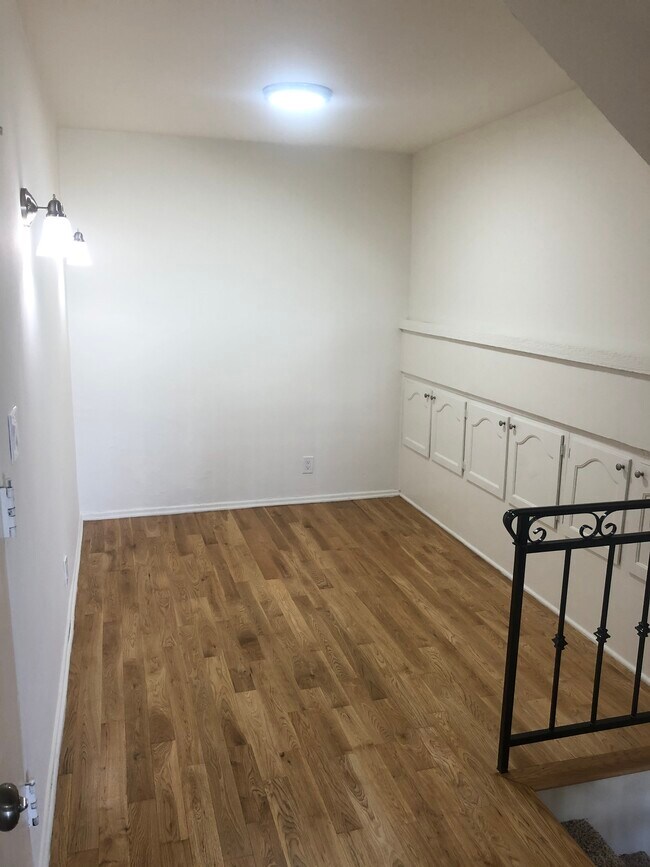 Dining area - 718 N Kings Rd