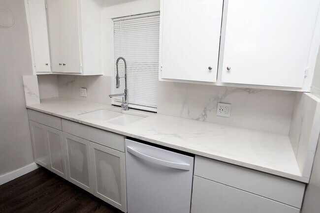 Building Photo - Beautiful 4 Bed/2 Bath Home - Close to MSU