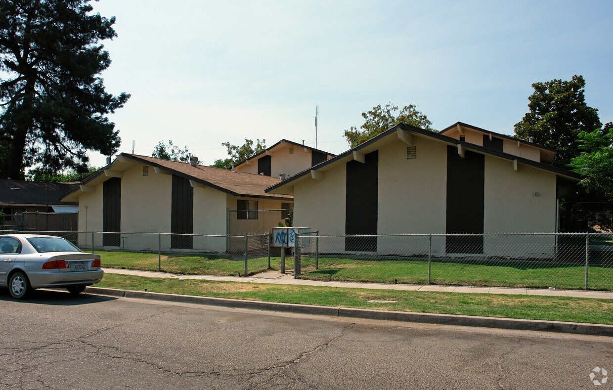 Primary Photo - 3292 E Clay Ave