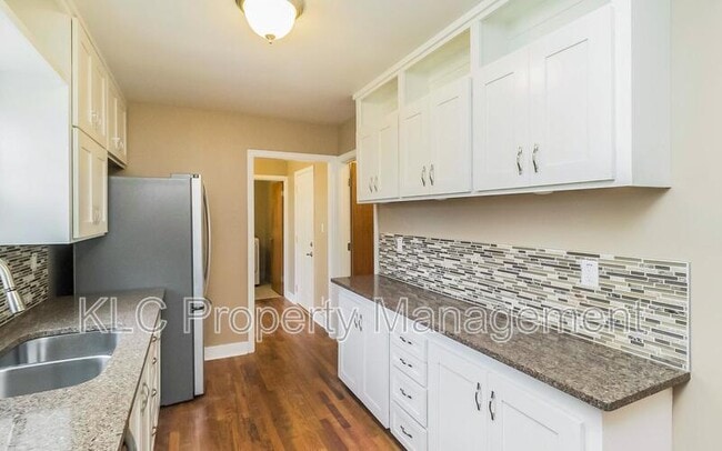 Building Photo - 7105 Sunset Terrace