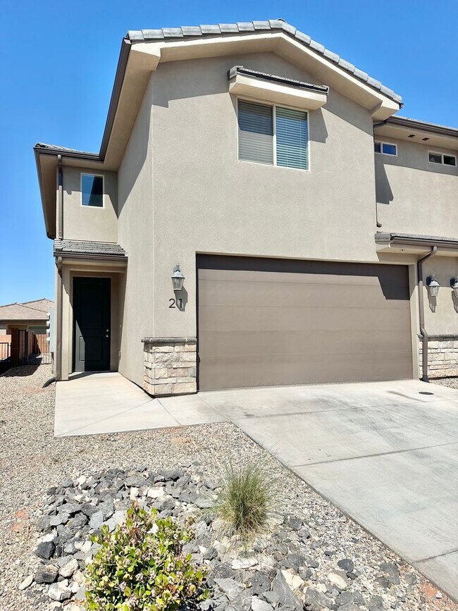 Building Photo - Tortoise Rock Dr Townhome!
