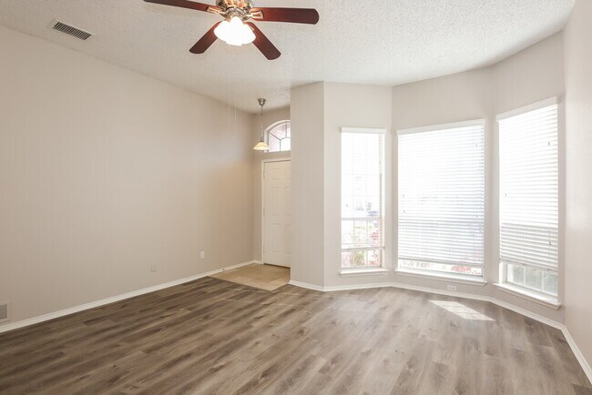 Building Photo - 1511 Springwood Dr