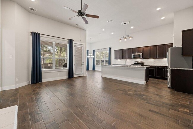 Foto del edificio - 13701 Ronald Reagan Blvd