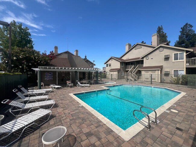 Foto del edificio - Extremely Well Maintained Upstairs 1/1 Condo Near Light Rail Now Available!
