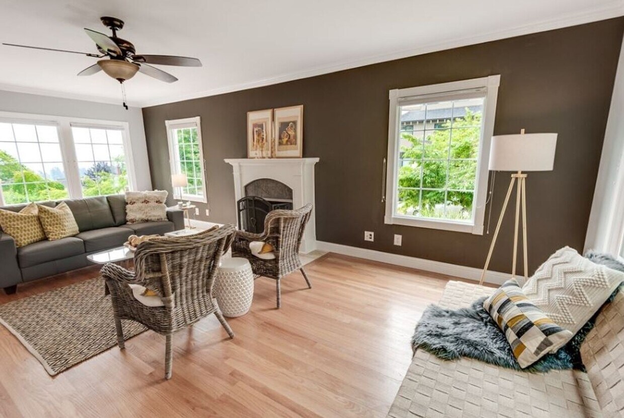 Primary Photo - Spacious 4BR Capitol Hill Home with Lake W...