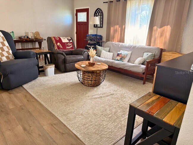 Foto del edificio - 7242 Ashmore Dr