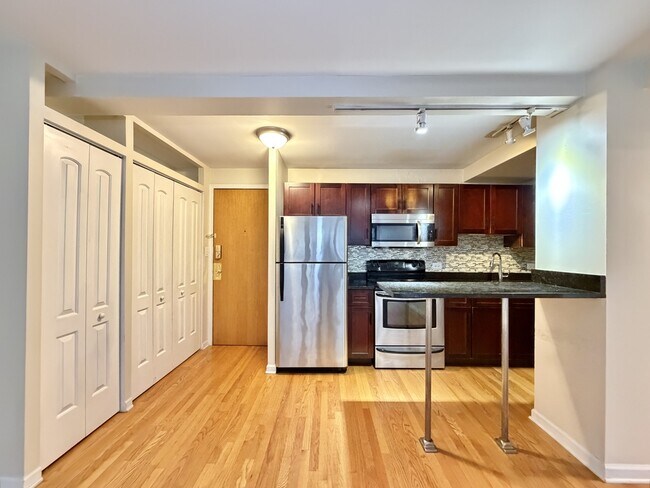 Foto del edificio - 4180 N Marine Dr