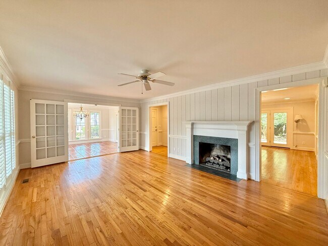 Foto del edificio - **OFFERING REFUNDABLE APPLICATION FEES** Incredible 5BD, 4.5BA House in Downtown Raleigh on Over ...