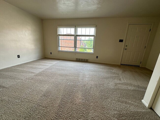 Foto del edificio - Beautiful Two Bedroom Townhouse in Plum! Equipped Kitchen, Patio & More! Call Today!