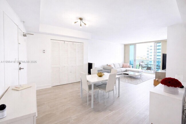 Foto del edificio - 7501 E Treasure Dr