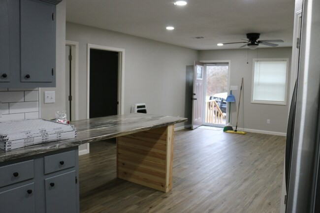 Building Photo - 7794 Batesville Blvd