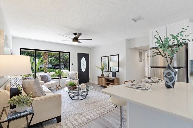 Foto del edificio - WELCOME TO YOUR NEW BRIGHT CHEERFUL UPDATED HOME