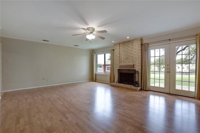 Building Photo - 1402 Doonesbury Dr