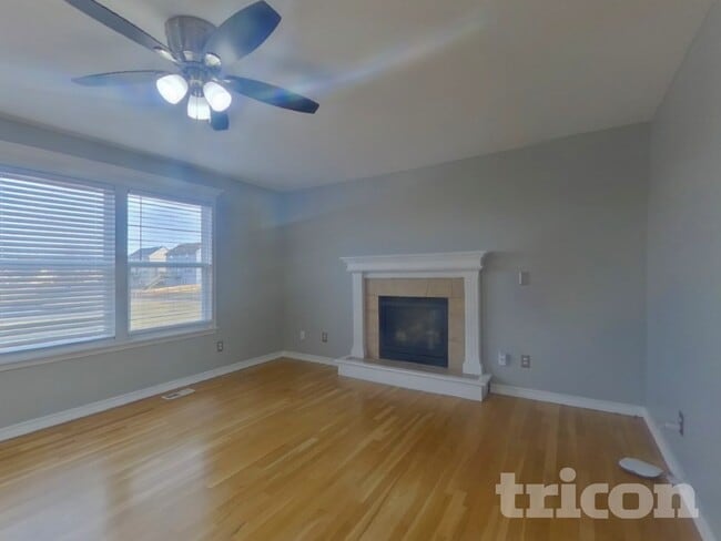 Building Photo - 10201 N Lewis Ave