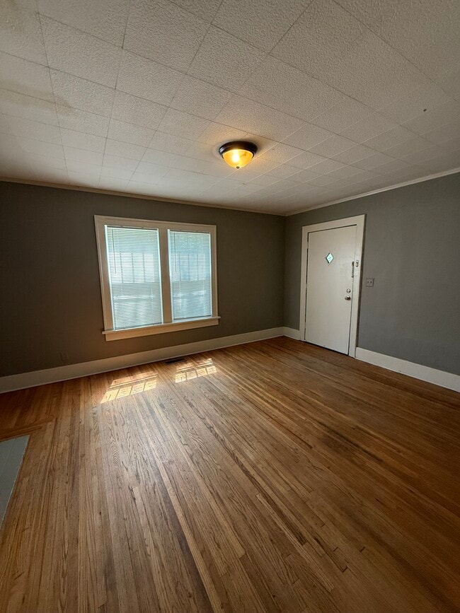 Building Photo - 208 N Xenophon Ave