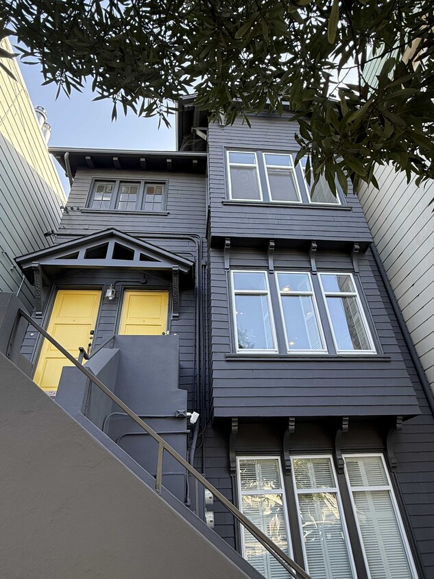 Building Photo - 1537 Lake St