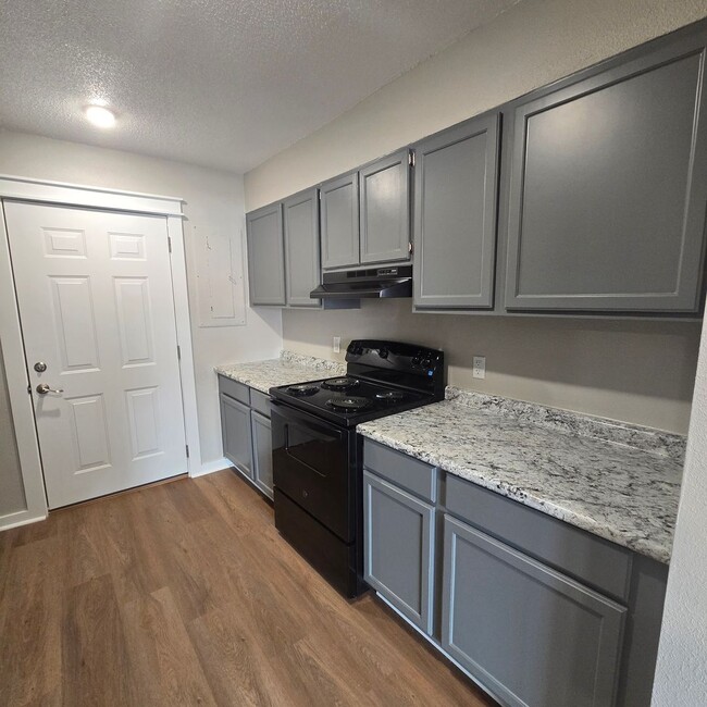 Building Photo - Newly Remodeled • 2/1 in Cave City!
