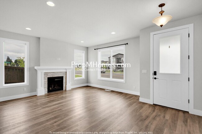 Building Photo - Luxury Four Bedroom + Den Bedroom Home in ...