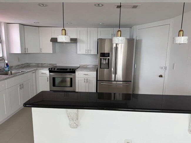 Building Photo - 1301 NE Miami Gardens Dr