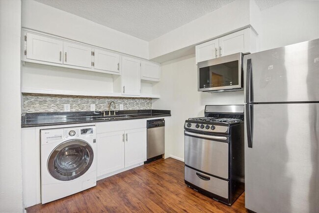 Foto del edificio - 2401 Manor Rd