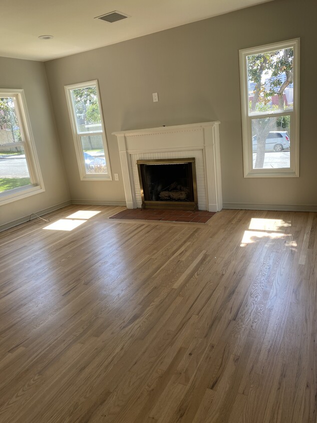 Living room - 1300 N Central Ave