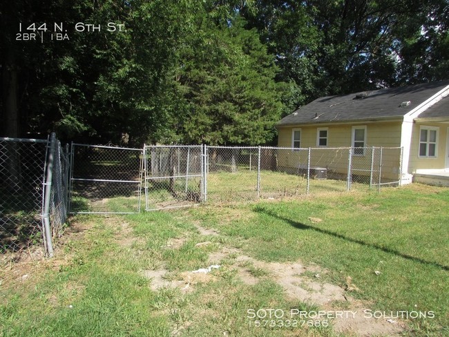 Building Photo - 2BD/1BA House with a fenced in yard!