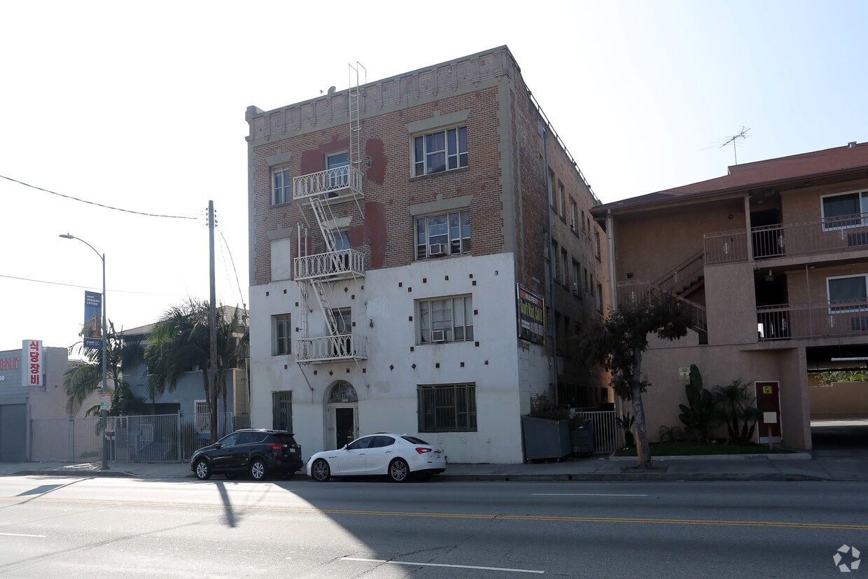 Building Photo - 1727 S Vermont Ave