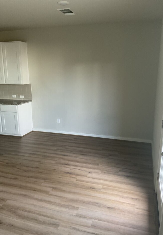 Foto del edificio - Available Now-Townhome