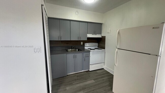 Foto del edificio - 6300 Miramar Pkwy