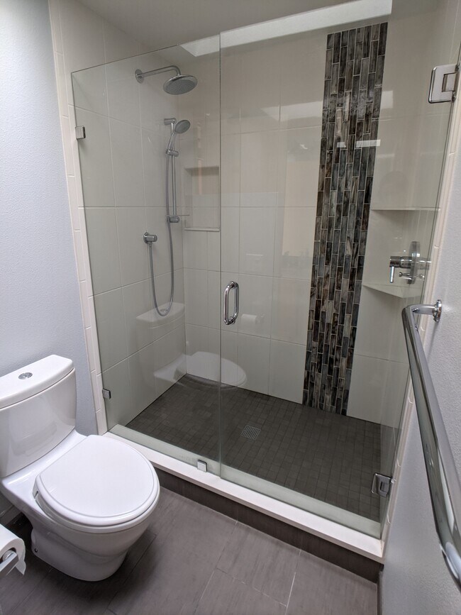 Dos cabezales de ducha en el baño principal. - 1908 Dayton Ave NE