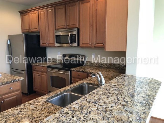Building Photo - Beautiful former Model home in Willowwood