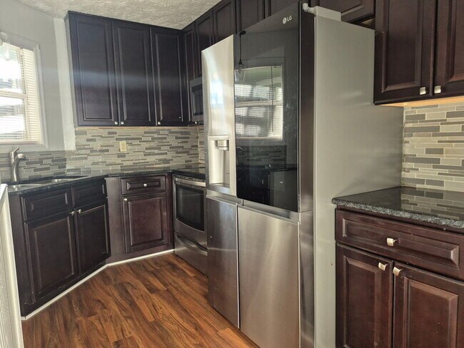 Building Photo - 1004 Brookhollow Dr