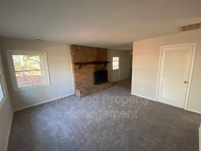 Building Photo - 117 Edgehill Dr