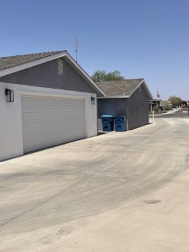 Foto del edificio - 2444 Hummingbird Ln