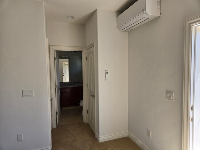 Building Photo - 1850 Kickapoo Ct