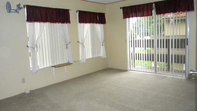 Building Photo - GORGEOUS LARGE CORONA TOWNHOUSE 3/2.5 $2100