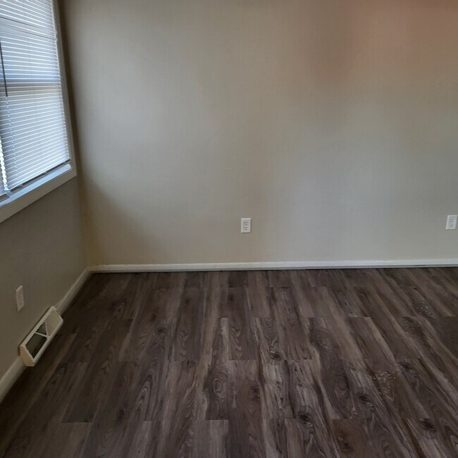 Building Photo - 406 Walker Dr