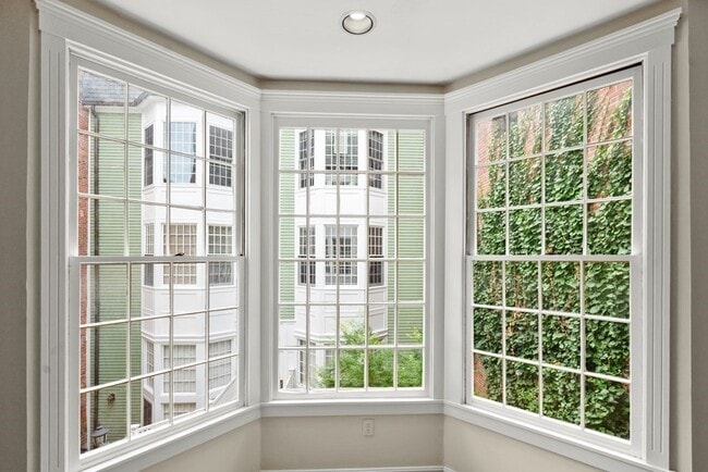 Living room windows overlooking courtyard garden - 40 Joy St