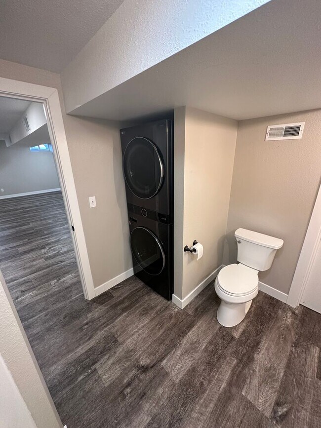 Building Photo - 4 Bed 3 Bath Home Available December 1st