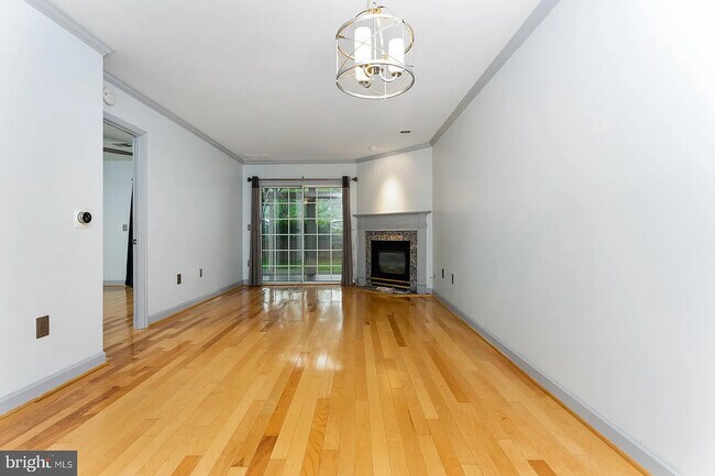 Foto del edificio - 6908 Fairfax Dr