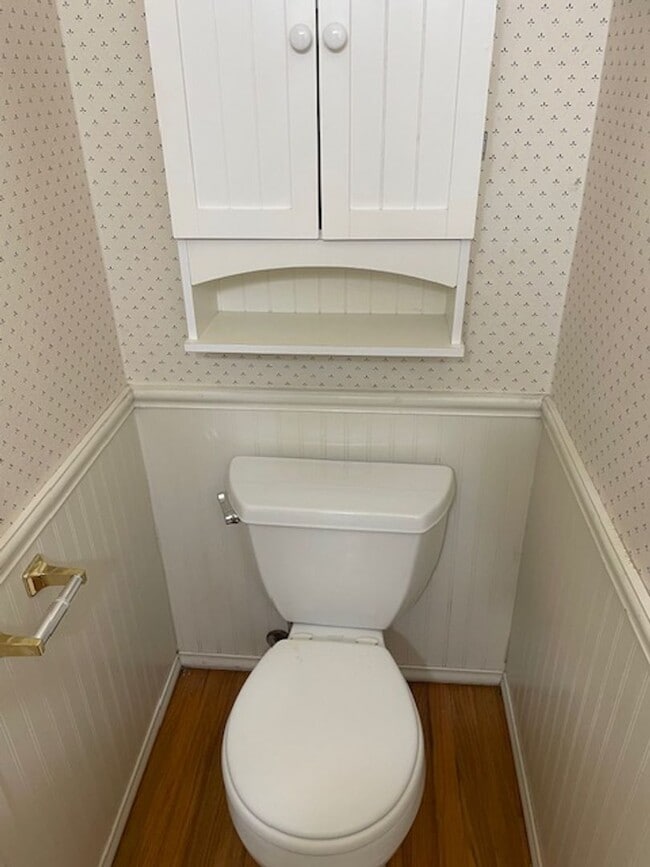 Building Photo - Four bedroom two and half bath on the uppe...