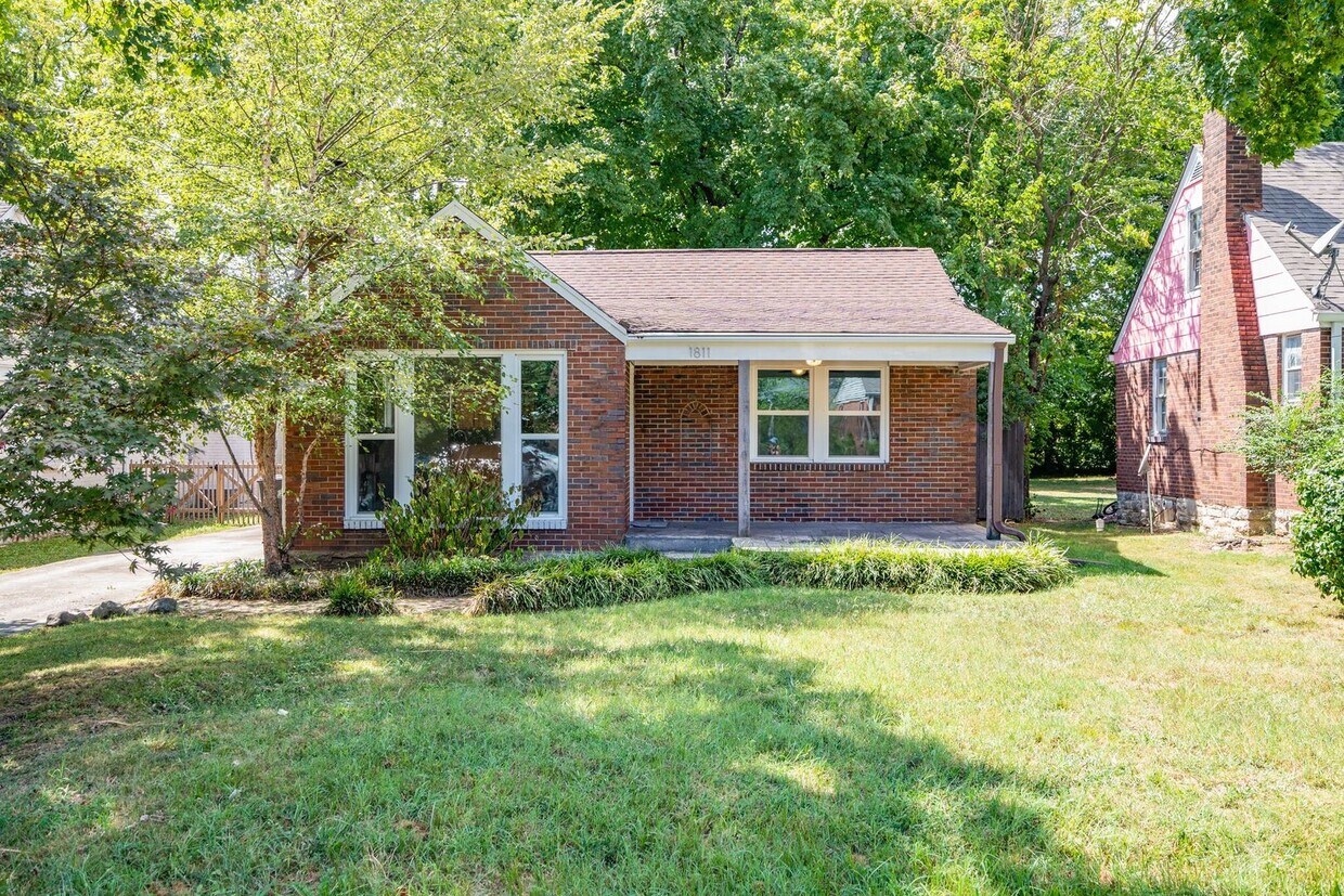 Primary Photo - Adorable WE-HO Cottage