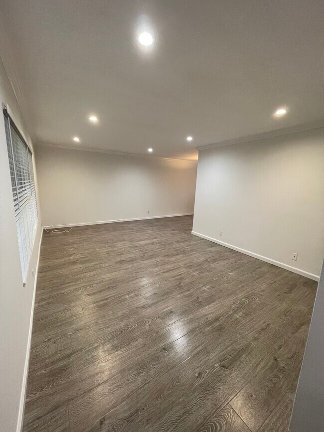 Building Photo - 333 S Reeves Dr