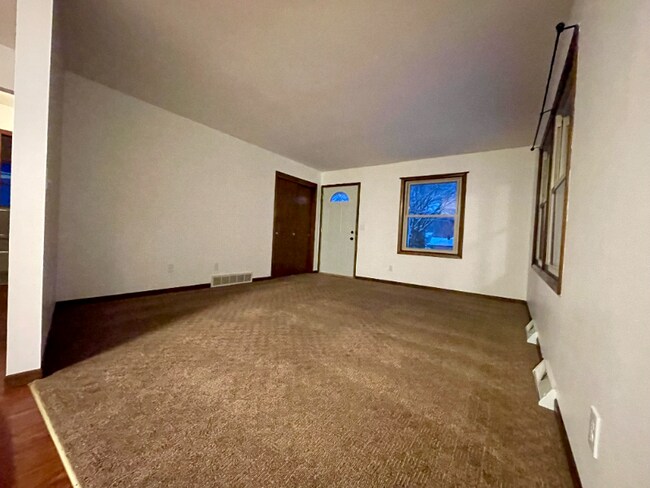 Building Photo - 1210-1212 Wayne Rd