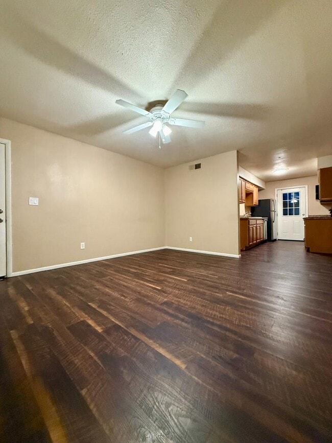 Foto del edificio - 825 E 5th St