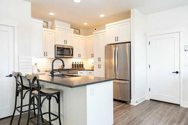 Foto del edificio - Eastside townhome in the desirable Petrosa neighborhood