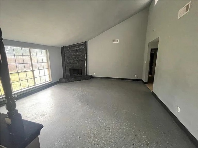 Building Photo - 1947 Yale Ave